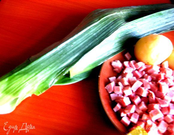 Лук порей (или другую зелень) промыть, разделить на полоски.