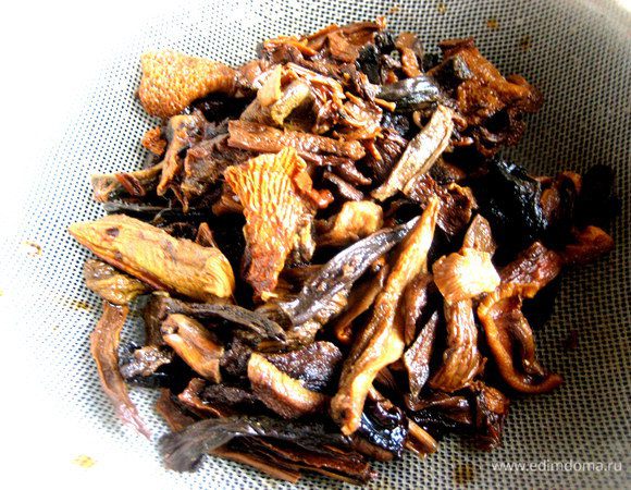 Размякшие грибы откинуть на сито,отжать.