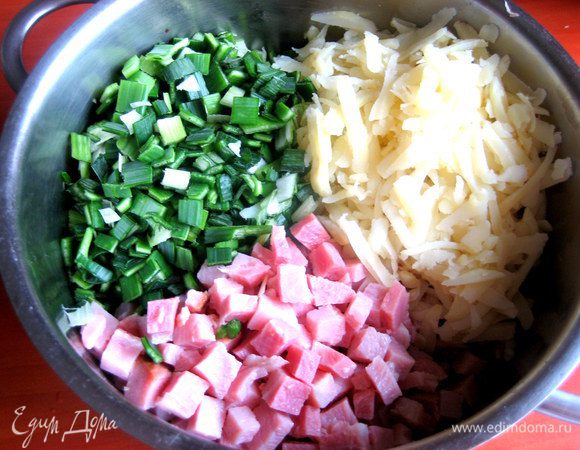 Складываем начинки в кастрюлю.