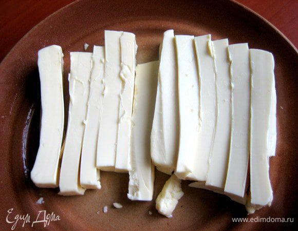 Плавленные сырки разрезаем для удобства.
