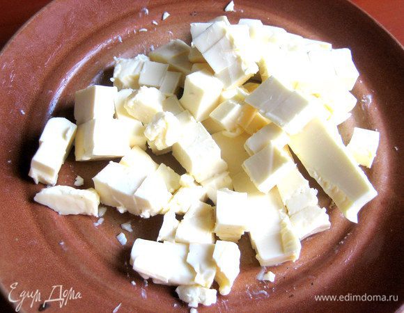 Если сыр мягкий, то можно сразу отправить его к начинке!