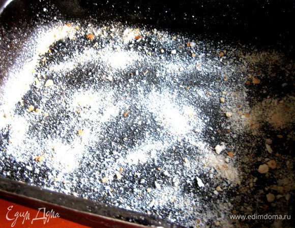 Форму для запекания смазываем любым маслом и посыпаем сухарями.