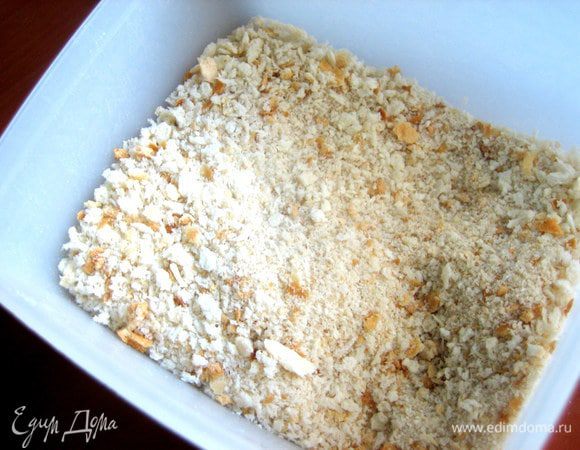 Я остатки булки подсушиваю и деревянной толкушкой превращаю в крошку.