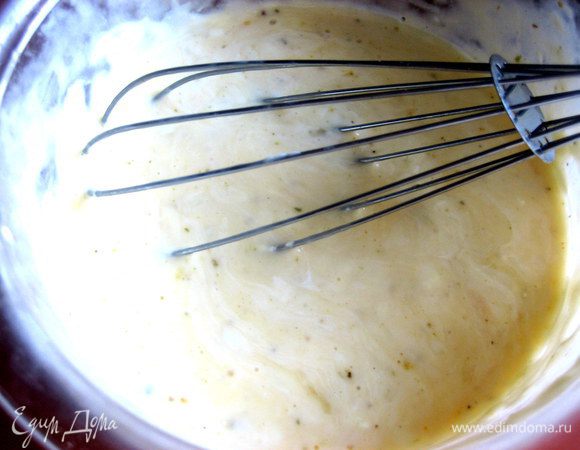 Добавляем майонез или оставим только сметану с яйцами... Разводим водой до полужидкого состояния.