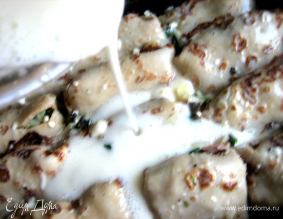 Взбиваем и выливаем на блинчики, стараясь попасть заливкой на все!