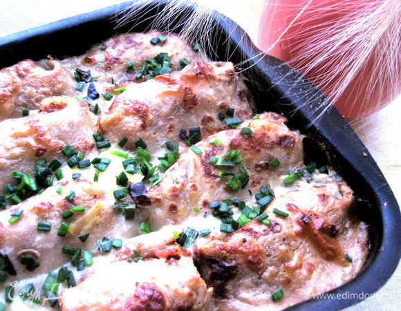 Посыпаем зеленью и подаём горячим со сметаной!