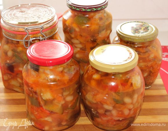 Затем разлить по стерильным  банкам, закатать и укутать на 12 часов.