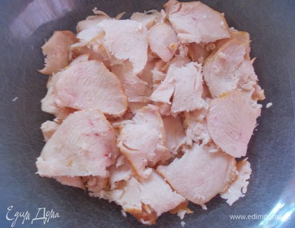 Грудку порезать пластинками и уложить на дно тарелки. Смазать ложкой майонеза.