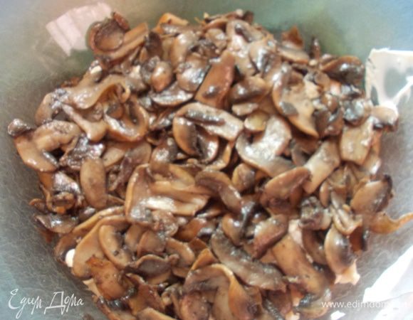 Затем сверху уложить предварительно обжаренные на растительном масле грибы, которые мы посолили и поперчили. Также смазать 1 ложкой майонеза.