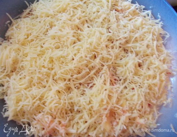 Затем потереть сыр на мелкой терке и посыпать сверху салат. Дать немного пропитаться и подавать к столу. Приятного аппетита!!!