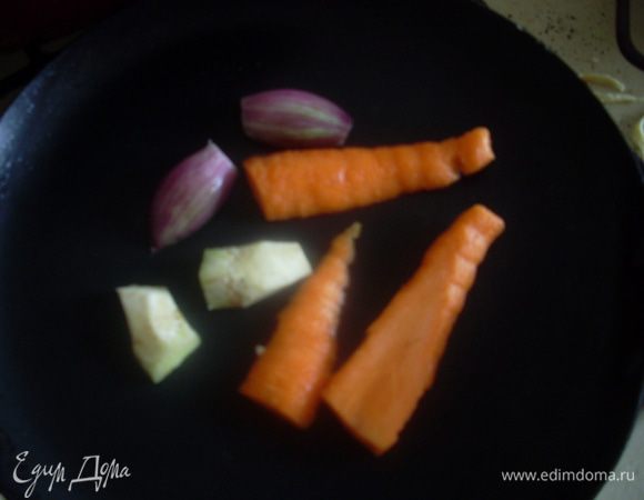 Очистить морковку, сельдерей и лук, разрезать овощи пополам и положить срезом вниз на сухую горячую сковороду. 