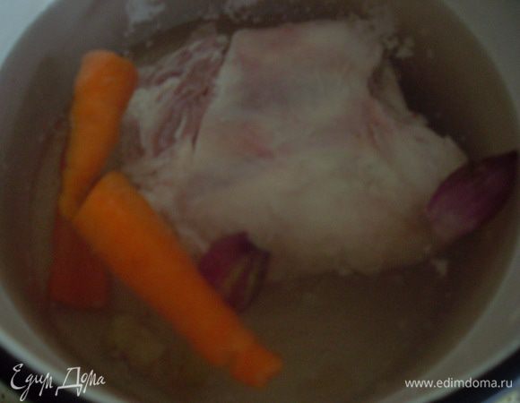 Залить мясо холодной водой, добавить овощи и поставить варить на 2-3 часа. 