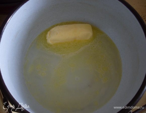 Тем временем сделать профитроли. Закипятить воду, масло и немного соли. 