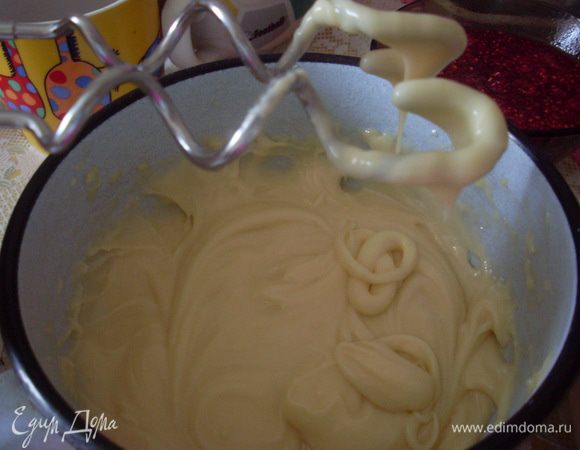 Остудить смесь до 70 - 80 градусов, добавлять по одному яйца. Я перемешиваю миксером - насадкой для теста. 