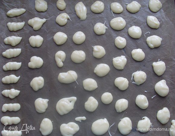 Выложить тесто на пекарскую бумагу или тефлоновый лист маленькими полосками - толщиной в мизинчик, или небольшими шариками. Нагреть духовку до 200 градусов. 
