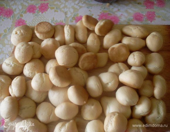 Выпекать 15 минут, дать постоять еще 5 минут в закрытой духовке. Выложить профитроли на деревянную поверхность, чтобы не отпотели, а остались хрустящими. 