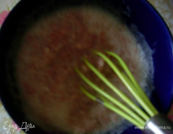 Взбить немного белки, добавить к ним фарш.