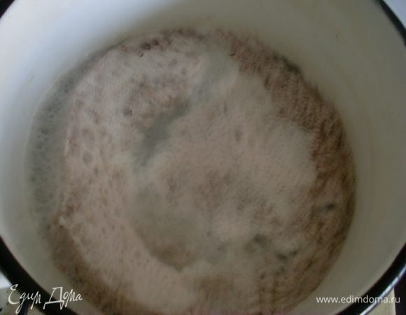 Процедить бульон, вновь довести его до кипения.Добавить к кипящему бульону оттяжку из фарша и белков, дать покипеть, процедить. 