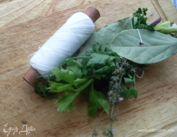 Использовать кулинарные нитки или белые хлопчатобумажные. 