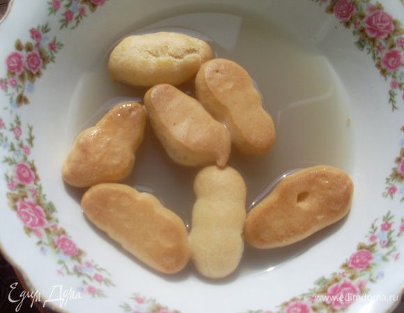 Добавить букет гарни к кипящему бульону. Прокипятить 3-5 минут. Удалить букет и подавать консоме с профитролями - можно их есть отдельно "в прикуску", а можно с бульоном из тарелки. 