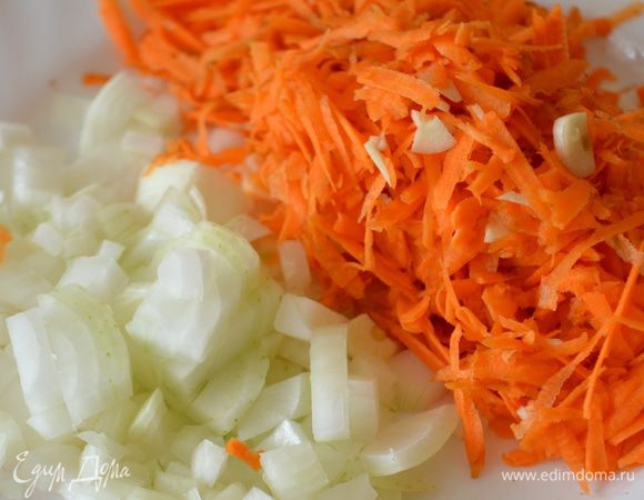 Лук и чеснок нарубить. Морковь натереть на крупной терке