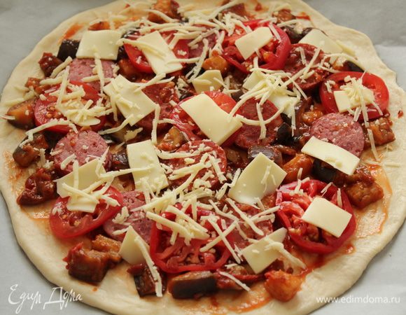 Кружочки помидоров, порезанную моцареллу, натертый Джюгас.