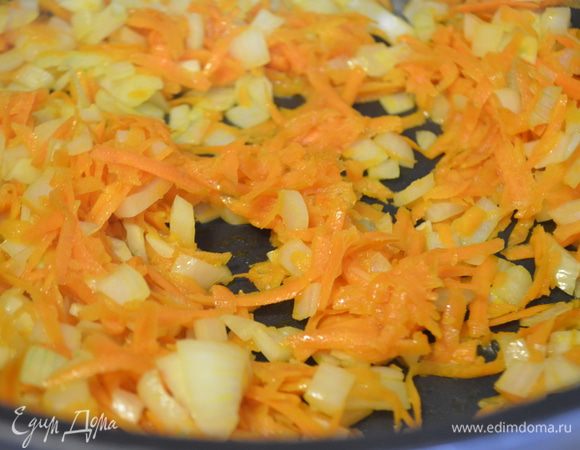 разогреть растительное масло и обжарить на нем овощи