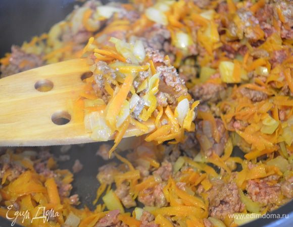 добавить фарш и обжарить все вместе. Разбивая фарш на маленькие кусочки. Жарим 10 минут.