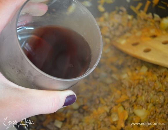 влить вино и потушить 1 минуту