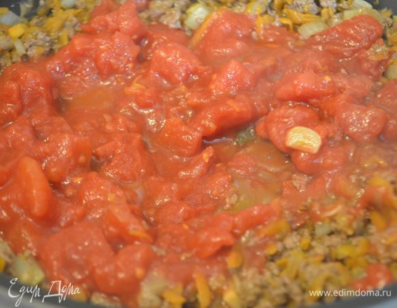 добавить томат. пасту и рубленные томаты. Огонь убавить и тушить 30 минут иногда помешивая!