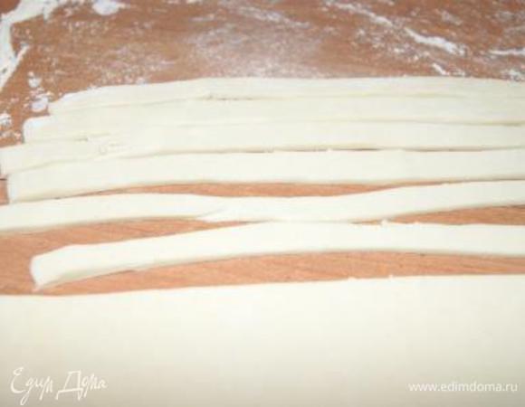 Тесто тонко раскатать, нарезать полосочками.