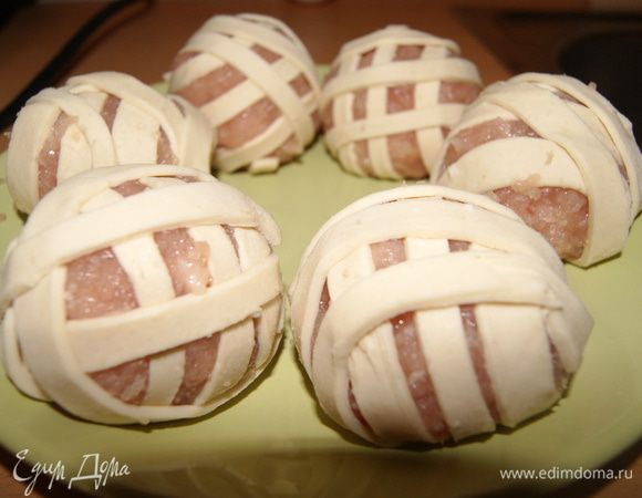 Обмотать наши колобки полосочками, сформировать клубочки.