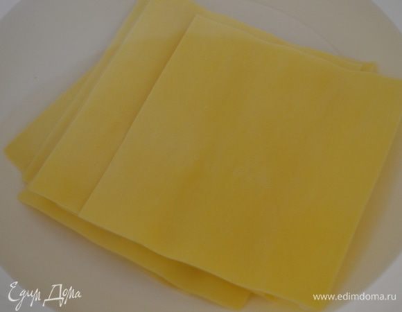 листы лазаньи залить кипятком и дать им постоять 2 минуты. Я так делаю всегда! Если вы по иному готовите лазанью - то делайте по своему, как привычнее вам. 