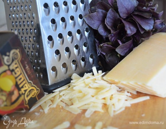 Сыр Джюгас натереть на крупной терке