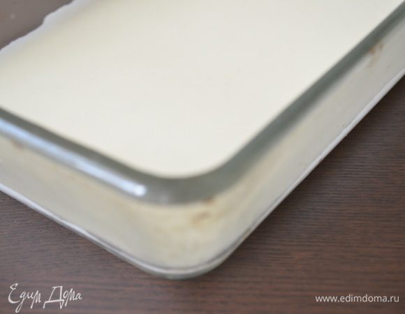 Собираем лазанью: на дно продолговатой формы 20х30 см влить немного белого соуса