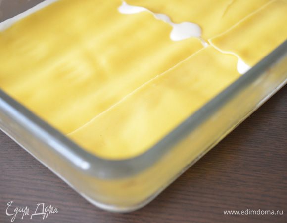 выкладываем в соус листы лазаньи. Застилаем ими все дно. 