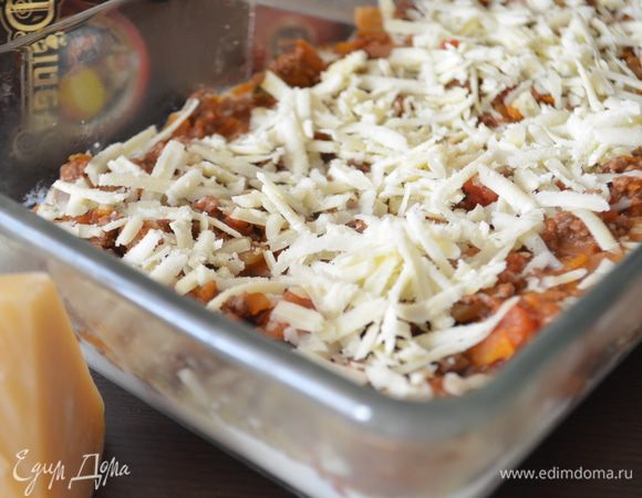 На листы кладем мясной соус, посыпаем сыром. 