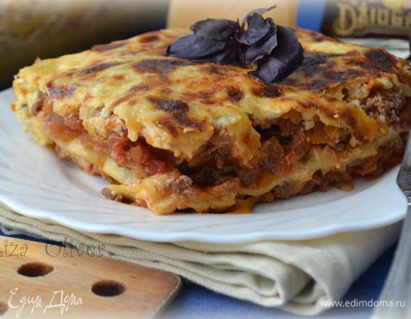 Готовую лазанью подать с веточками свежего базилика, посыпав сыром Джюгас. 