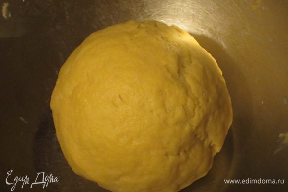 Добавить желтки, 50 мл воды и замесить однородное тесто. Сформировать шар, завернуть в пищевую плёнку и отправить в холодильник на 30 минут.