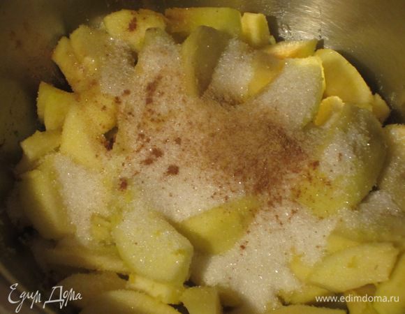 Яблоки сбрызнуть лимонным соком, добавить цедру, корицу, сахар и хорошо перемешать.