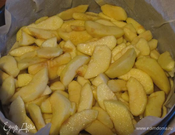 С теста снять пергамент и фасоль, выложить начинку.