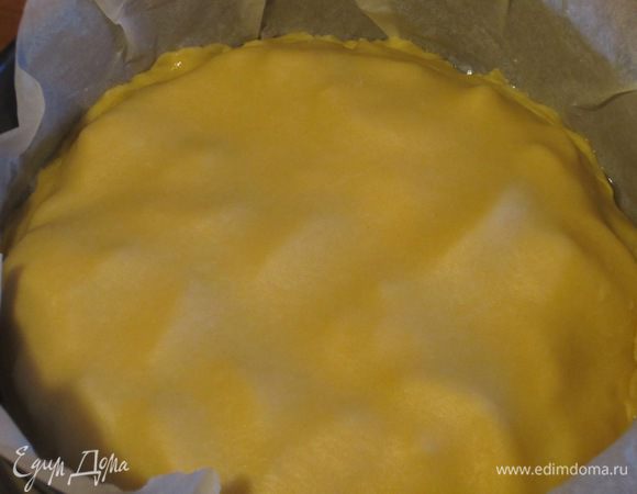 Вторую часть теста раскатать и выложить на яблоки, излишки теста обрезать и прижать края.