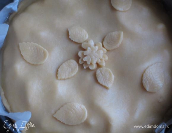 Оставшиеся кусочки теста раскатать и вырезать фигурки для украшения пирога.