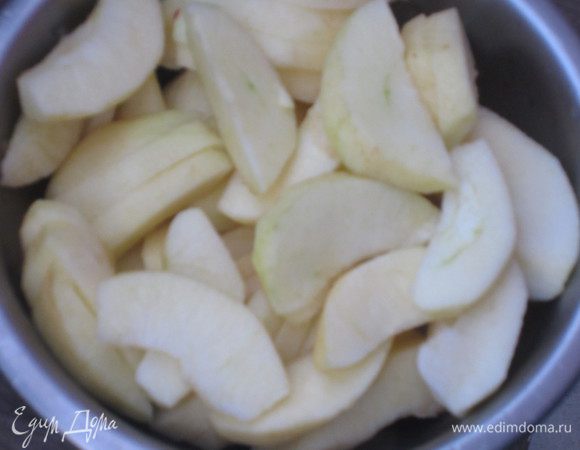 Яблоки почистить,удалить сердцевину и нарезать дольками. Разделить на 2 части.