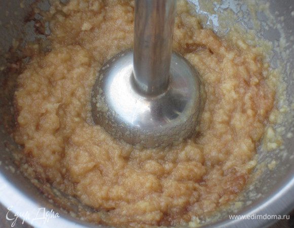 Снять с огня, добавить корицу и пюрировать блендером.