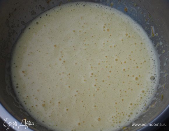 Взбить яйца с оставшемся сахаром, щепоткой соли и апельсиновой цедрой до увеличения объема в несколько раз.