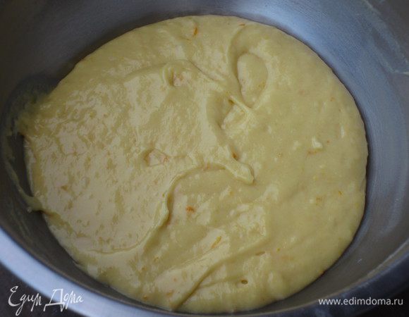 Ввести муку, просеянную с разрыхлителем, 90 г растопленного сливочного масла, молоко и тщательно перемешать.