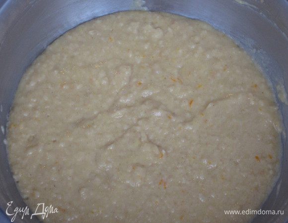 Добавить яблочное пюре и ещё раз перемешать.