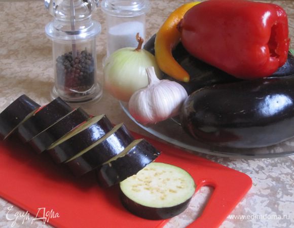Баклажаны вымыть, нарезать на кружочки толщиной 1,5 см.