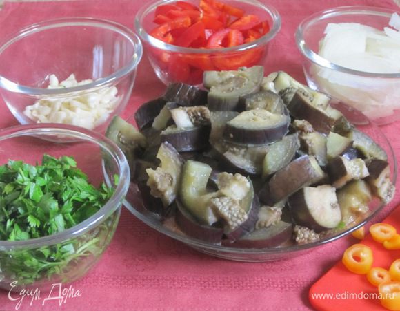 Вынуть, охладить, порезать на 4 части. Перец  нарезать соломкой, лук - полукольцами, чеснок - пластинками, зелень мелко нарезать.